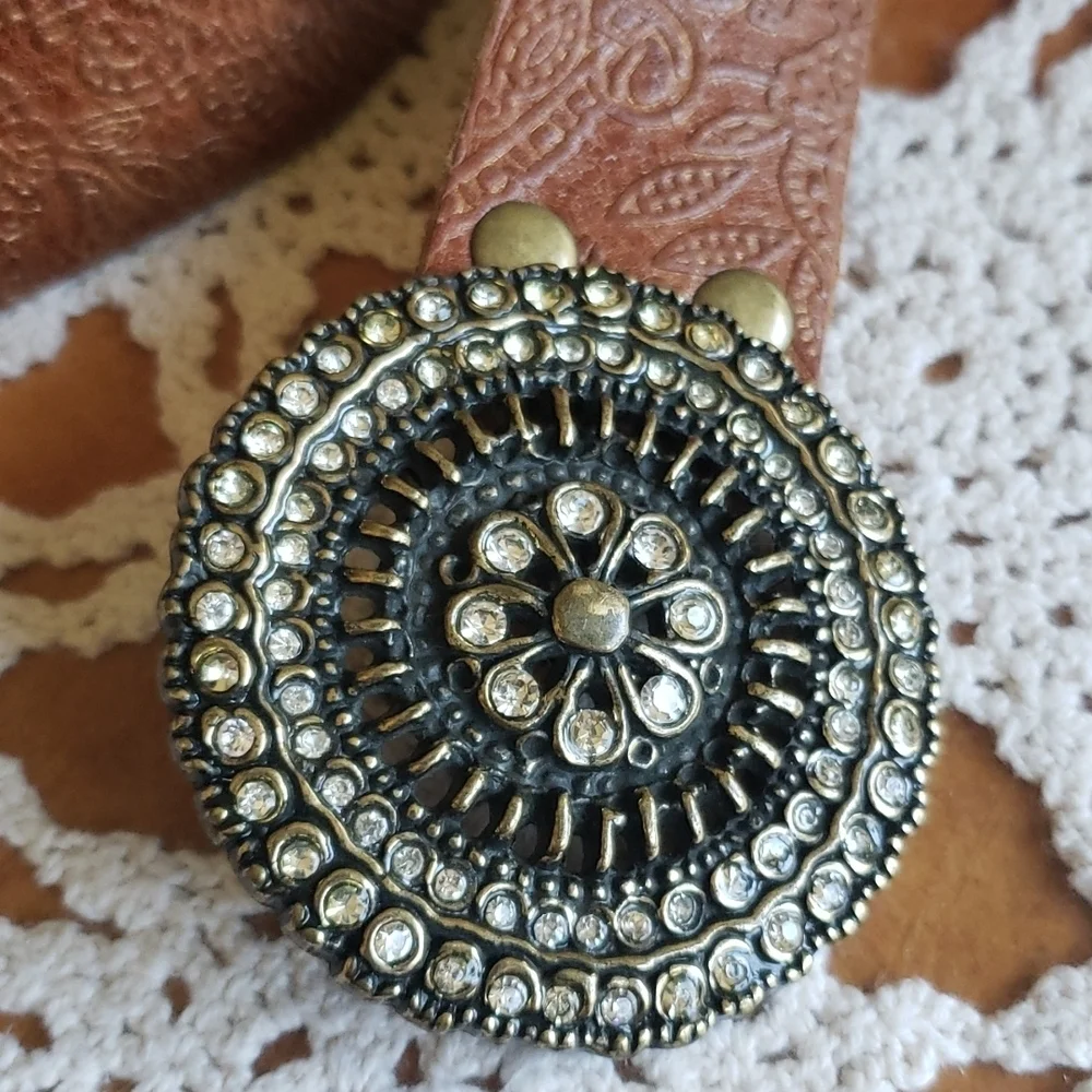 Fossil brown woman belt with bling buckle embosed